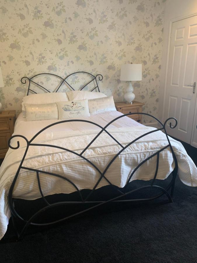 ホテル The Swan @ Stoford エクステリア 写真 Wrought iron bed