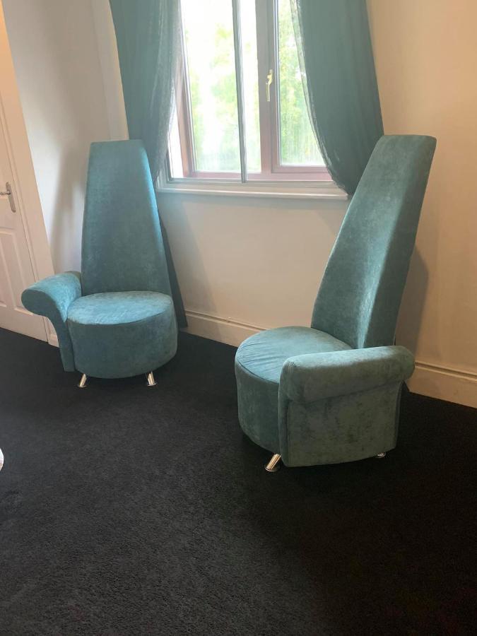 ホテル The Swan @ Stoford エクステリア 写真 The original chairs at the BBC Television Centre