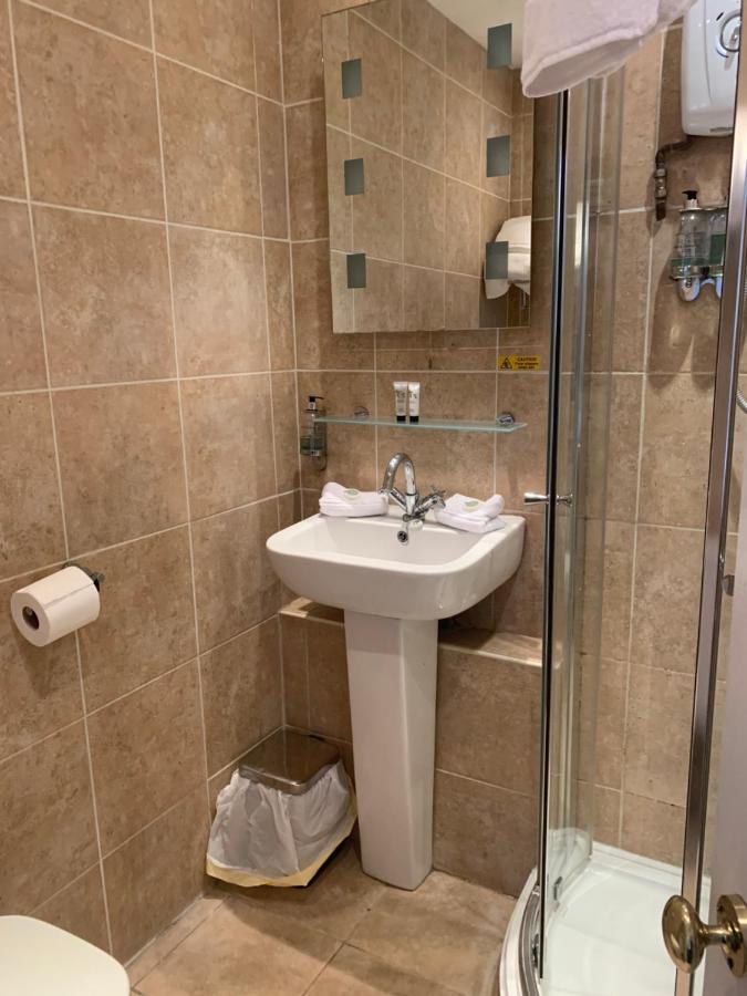 ホテル The Swan @ Stoford エクステリア 写真 A modern bathroom