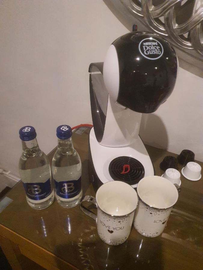 ホテル The Swan @ Stoford エクステリア 写真 A Nespresso coffee machine