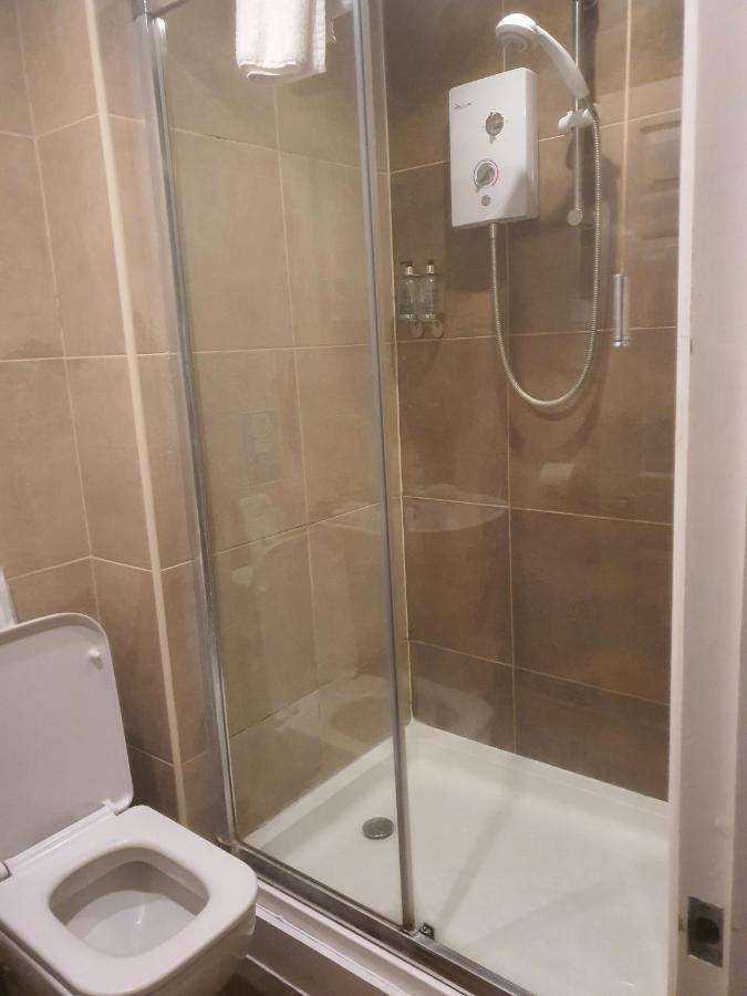 ホテル The Swan @ Stoford エクステリア 写真 A shower cubicle