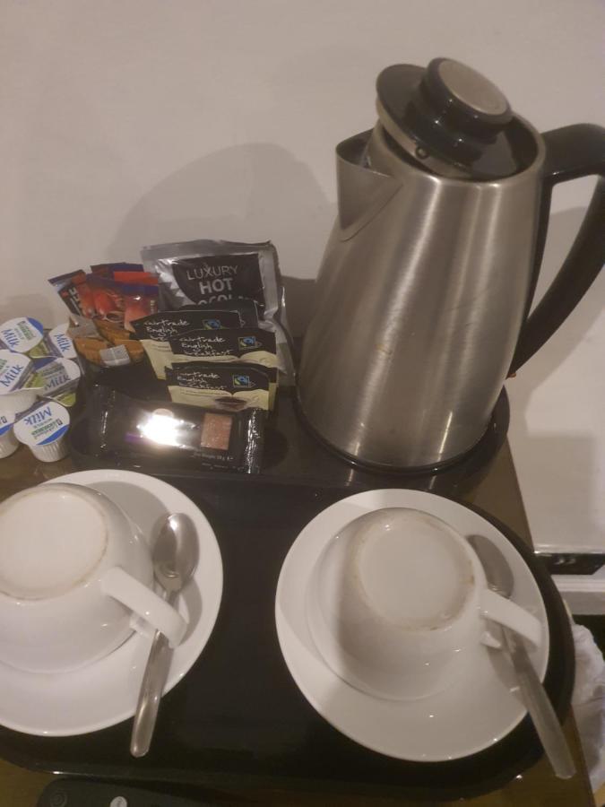 ホテル The Swan @ Stoford エクステリア 写真 A kettle with a selection of tea and coffee