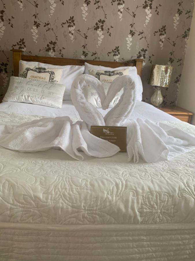 ホテル The Swan @ Stoford エクステリア 写真 A bed at the hotel