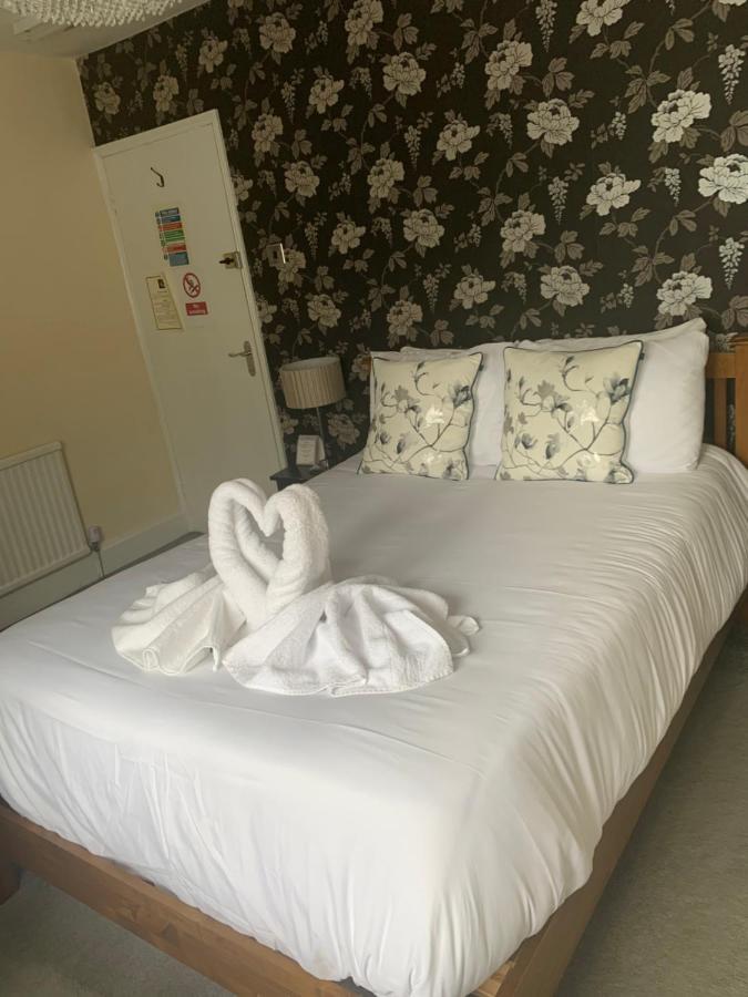 ホテル The Swan @ Stoford エクステリア 写真 A bed with a towel swan