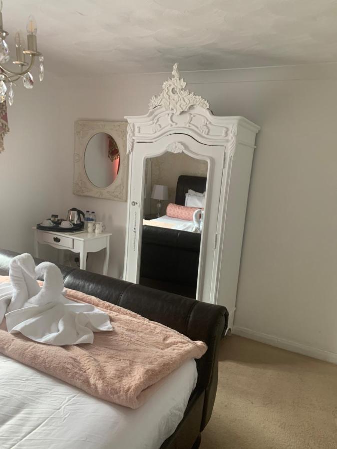 ホテル The Swan @ Stoford エクステリア 写真 A mirrored armoire